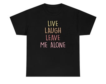 Può includere: Maglietta nera con il testo "LIVE LAUGH LEAVE ME ALONE" in un gradiente di giallo, arancione, rosa e rosso.