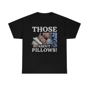 Könnte beinhalten: Schwarzes T-Shirt mit einer weißen Grafik von zwei Männern im Bett. Der Text auf dem Shirt lautet "Those aren't pillows!"