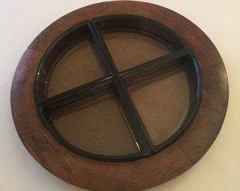 Vier abnehmbare Quadrant enden mit einem glasigen Snackhalter in einem geschnitzten Holzhalter