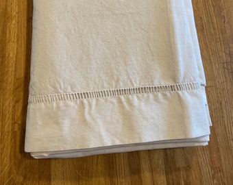 "Großer französischer Vintage Leinen ""Fleur Bleue"" mit verdrehtem Leiterdesign."