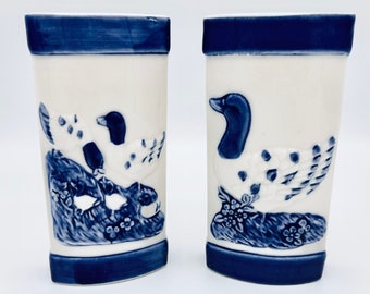 Vintage Wandvasen aus Keramik mit blau-weißem Enten-Detail