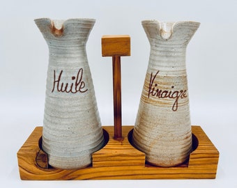 Einmalige, handgemachte, Vintage französische Keramik-Essig und Öl-Flaschenmenage
