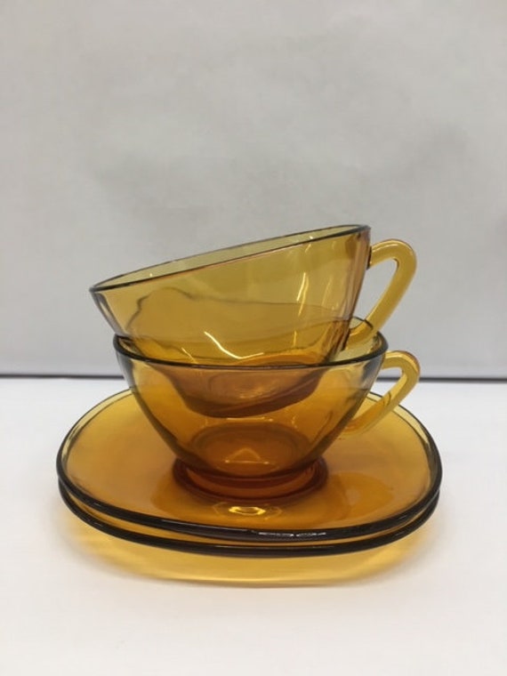 Tasses et Soucoupes en Verre Ambré Françaises Des Années 1970