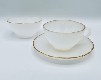 Vintage französische weiß-goldene Glastasse und Untertasse - Lusterware