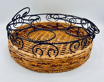 Wunderschöner Vintage-Französisch aus sechs Gläsern und einem Krugträger und verziertem Metallrollen