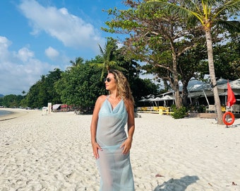 Vestido largo maxi transparente azul bebé con cuello de vaca, halter delante y sin espalda