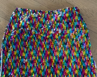 Falda de cintura alta con lentejuelas arcoíris hecha a mano