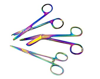 Juego de 3 paquetes de regalo Cynamed hechos a mano: tijeras para quitar suturas, tijeras para vendajes Lister, pinzas hemostáticas (multicolor/recubrimiento de papel)