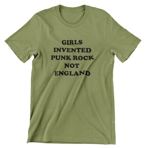 Meisjes hebben het Punk Rock T-shirt uitgevonden zoals gedragen door Sonic Youth