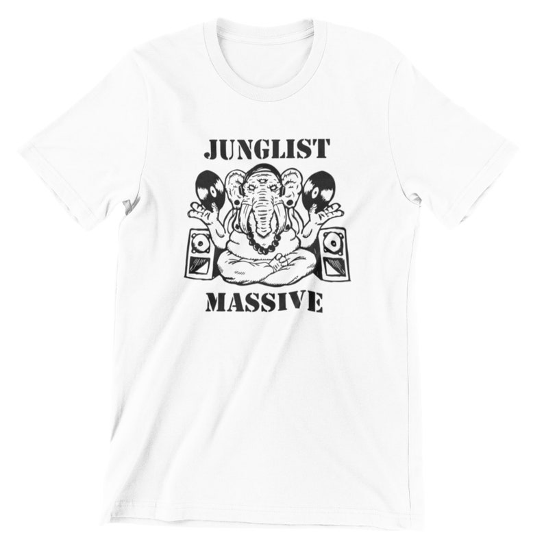 以下が含まれることがあります： 白いTシャツに、第三の目を持ち、ヘッドホンを着け、2枚のレコードを持っている象の白黒のイラストが描かれています。イラストの下には「JUNGLIST MASSIVE」という文字が印刷されています。