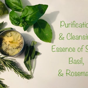 Op de afbeelding: Een kaars met een gele wasbasis en groene kruiden die in de was zijn ingebed. De kaars zit in een zilveren blik. De tekst "Purification & Cleansing Essence of Sage, Basil, & Rosemary" staat in groene tekst op een witte achtergrond.