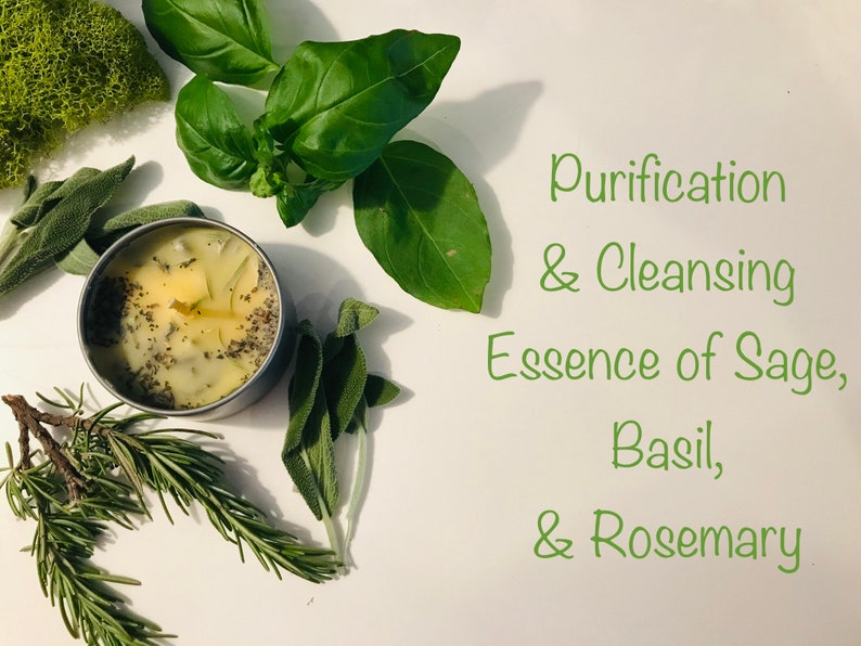 Op de afbeelding: Een kaars met een gele wasbasis en groene kruiden die in de was zijn ingebed. De kaars zit in een zilveren blik. De tekst "Purification & Cleansing Essence of Sage, Basil, & Rosemary" staat in groene tekst op een witte achtergrond.