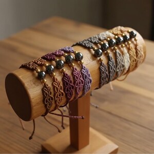 Handgjort justerbart armband i mikromakramé-spets