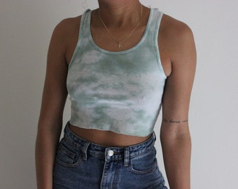 tie dye crop top outfit