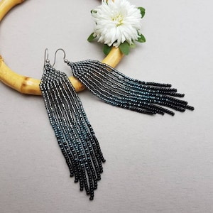 Grijszwarte verloopoorbellen Zwarte glanzende kralenoorbellen Fringe avondoorbellen Rocailles Grijze kroonluchteroorbellen Boho-oorbellen