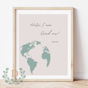 Könnte beinhalten: Ein druckbarer Wandkunstdruck mit hellrosa Hintergrund, der eine grüne Weltkarte und den Text "Here I am Send me! Isaiah 6:8" zeigt.