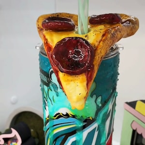 kubek na napój i pizzę (napój można dostosować) – jeśli nie dostosujesz go przy kasie, domyślnie będzie to Baja Blast