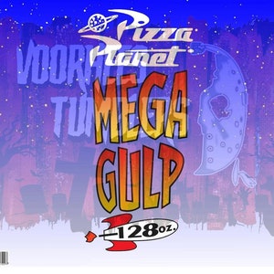 Könnte beinhalten: Ein blauer und violetter Hintergrund mit einem weißen, roten und gelben Logo, auf dem "Pizza Planet Mega Gulp - 128 oz." steht.