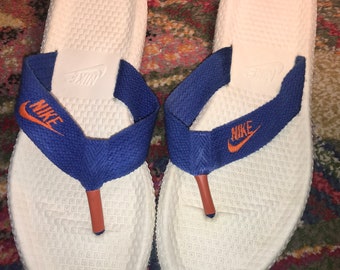 perfect condition circa 1990s WOMEN/'S TONG SANDALS Silver blue size 9.5 usa rubber sles and leather