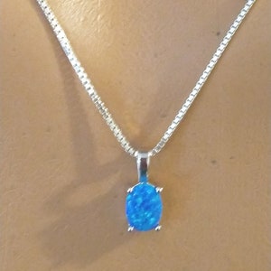 Collana ovale opale blu, collana opale in argento sterling 925, gioielli opale, collana opale blu, pendente opale di laboratorio, pendente opale blu.