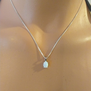 Collana ovale Opale bianco, 925 Sterling argento opale collana, Opal gioielli, bianco fuoco Opale collana, lab Opal ciondolo, ciondolo Opale bianco.