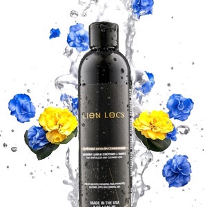 Pode incluir: Uma garrafa preta de condicionador e champô sem enxágue Lion Locs Co-Wash. A garrafa está rodeada de flores azuis e amarelas e gotas de água. A garrafa está etiquetada com o nome do produto, os ingredientes e o tamanho: 8 oz / 240 ml.