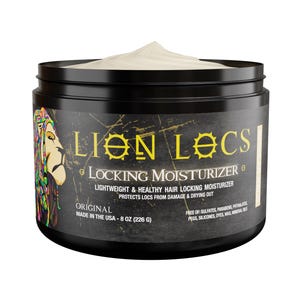 Op de afbeelding: Een zwarte cilindrische pot Lion Locs Locking Moisturizer met een witte crème bovenop. Het etiket bevat een kleurrijke leeuwenillustratie, gele tekst en vermeldt 8 oz (226 g). Het bevat een lijst met ingrediënten en voordelen.
