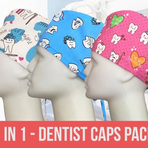 Puede incluir: Un paquete de tres gorros de quirófano dental con diferentes patrones. Los gorros son blancos con detalles azules y rosas y presentan dientes de dibujos animados y frases relacionadas con la odontología. El texto en los gorros dice "Clean and bright smile", "I've got the fillin'" y "Love your smile".