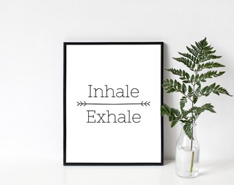 Könnte beinhalten: Schwarz-weiß gerahmter Druck mit dem Text "Inhale Exhale" und einem einfachen Pfeil-Design.