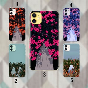 Op de afbeelding: Set van 5 telefoonhoesjes met een bloemenmotief en een geest. De hoesjes zijn genummerd van 1 tot en met 5. Hoesje 1 is rood en oranje, hoesje 2 is blauw en groen, hoesje 3 is roze en paars, hoesje 4 is blauw en roze, en hoesje 5 is blauw en groen.