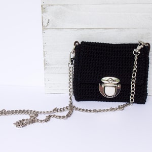 Bolso bandolera de algodón con detalles de piel, The Carlisle, asa y cierre de cadena, monedero negro, diseño minimalista moderno y sencillo, herrajes plateados.