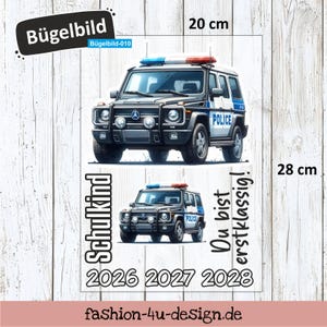 Könnte beinhalten: Ein Blatt mit zwei Illustrationen eines Polizei-SUV, jeweils mit blauen und roten Lichtern. Das obere Bild ist 20 cm breit und das Blatt ist 28 cm hoch. Der Text enthält "Schulkind", "Du bist erstklassig!" und die Jahre 2026, 2027 und 2028.