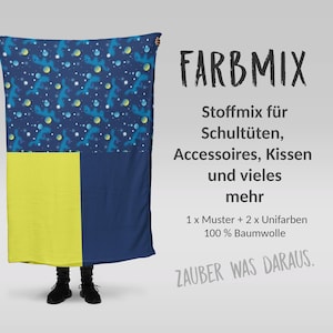 Könnte beinhalten: Ein großes Textil mit einem blauen Muster aus stilisierten Figuren und gelben Kreisen, mit einem gelben und marineblauen Abschnitt. Der Text auf Deutsch lautet "FARBMIX" und beschreibt Stoff für verschiedene Artikel.
