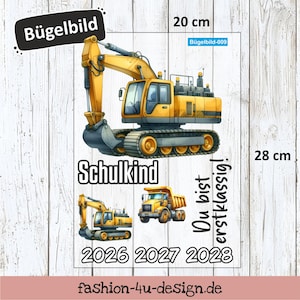 Könnte beinhalten: Ein gelb-grauer Bügelbild-Transfer, 20 cm x 28 cm, mit dem Text "Schulkind" und "Du bist erstklassig!". Enthält kleinere Bilder von Baufahrzeugen und die Jahreszahlen 2026, 2027 und 2028.