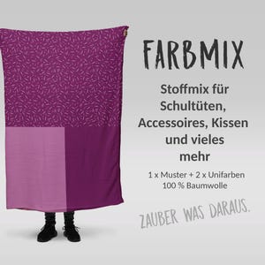 Könnte beinhalten: Ein rechteckiger Stoff mit Farbblockdesign in Lilatönen. Der obere Bereich hat ein Muster aus weißen Strichen auf dunklerem lila Hintergrund. Der untere Teil hat zwei einfarbige lilafarbene Blöcke. Der Text lautet "FARBMIX".