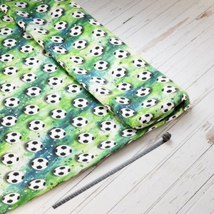 Baumwollsatin: Fußbälle - perfekt für Schultüten, Accessoires zur Einschulung - Fußball, Ball, Soccer, Wiese, Muster