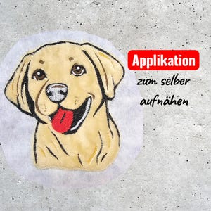 Könnte beinhalten: Gestickter Aufnäher mit einem lächelnden gelben Labrador Retriever Hund mit roter Zunge. Der Aufnäher befindet sich auf einem weißen Hintergrund mit dem deutschen Text "Applikation zum selber aufnähen" in einem roten Rechteck.