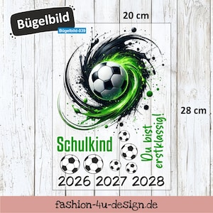 Könnte beinhalten: Ein Fußball-Design mit einem schwarz-weißen Ball und grünen und schwarzen Wirbeln. Der Text enthält "Schulkind" und "Du bist erstklassig!" in Grün. Das Bild ist 20 cm breit und 28 cm hoch.