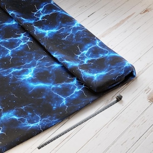 Baumwollsatin: Gewitter im Weltall - perfekt für Schultüten, Accessoires zur Einschulung - Blitze, Weltall, Dinosaurier, Raumschiff