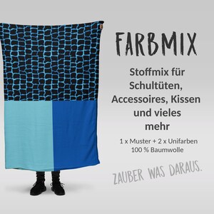 Könnte beinhalten: Ein rechteckiger Stoff mit einem Farbblock-Design. Der obere Bereich zeigt ein schwarzes Gittermuster auf blauem Hintergrund. Der untere Teil hat zwei einfarbige Blöcke: hellblau und blau. Der Text rechts lautet "FARBMIX".