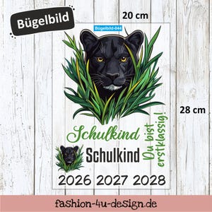 Könnte beinhalten: Ein rechteckiger Bügelbild-Aufnäher, 20 cm breit und 28 cm hoch, mit einem schwarzen Panthergesicht, umgeben von grünen Blättern. Der Text "Schulkind" und die Jahreszahlen 2026, 2027 und 2028 sind ebenfalls vorhanden. Die Worte "Du bist erstklassig!" sind vertikal geschrieben.