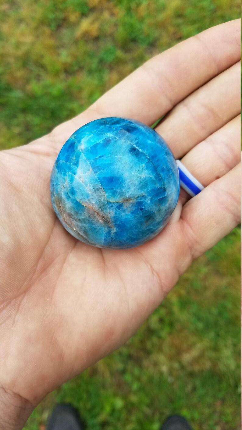 Large apatite palm stone