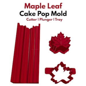 Pode incluir: Um conjunto de moldes para cake pop em forma de folha de ácer vermelha, incluindo um cortador, um êmbolo e um tabuleiro. O texto Maple Leaf Cake Pop Mold Cutter | Plunger | Tray está no topo. O conjunto tem três peças de plástico vermelhas.