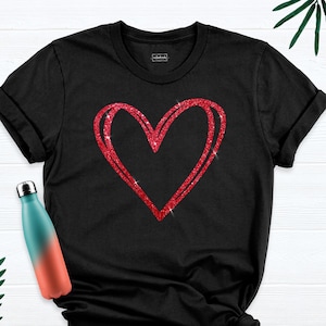 Camiseta minimalista con corazón rojo brillante para San Valentín para mujer, camiseta con gráfico de corazón, regalo romántico, camiseta brillante, camisetas de amor para aniversario.