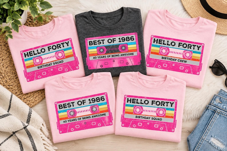 Pu&ograve; includere: Cinque magliette a maniche corte in rosa chiaro e grigio scuro. Ogni maglietta presenta la grafica di una cassetta audio retr&ograve; con strisce colorate. Il testo recita HELLO FORTY, BIRTHDAY SQUAD, BEST OF 1986 e 40 YEARS OF BEING AWESOME.