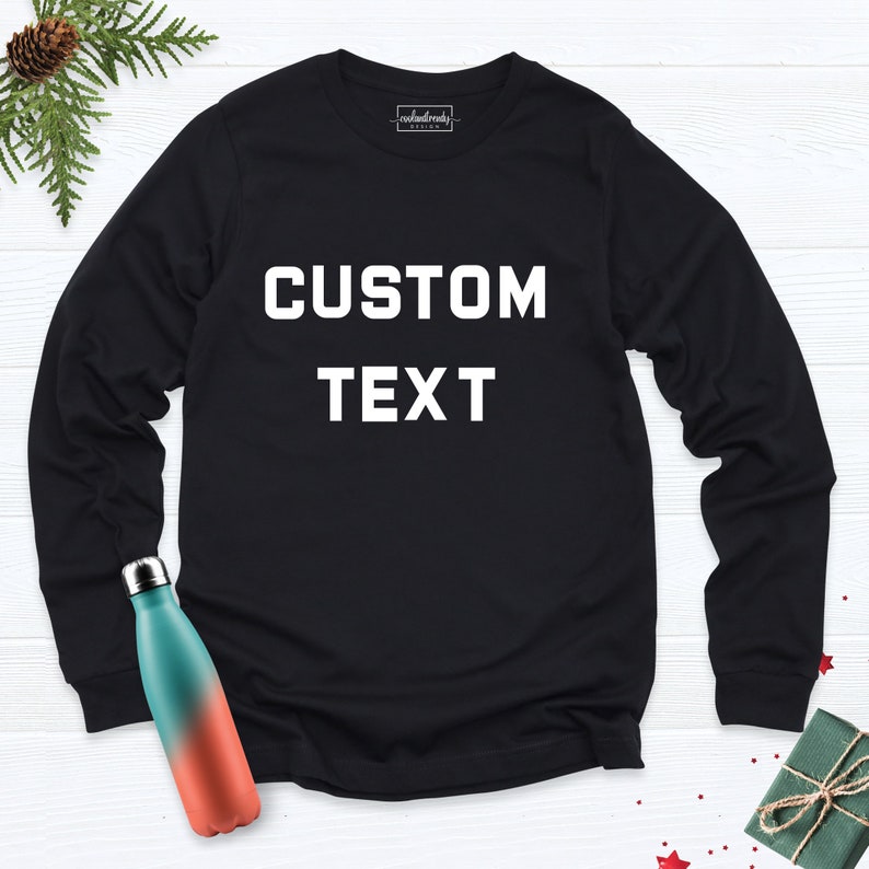 K&ouml;nnte beinhalten: Schwarzes Langarmshirt mit wei&szlig;em Text, der "CUSTOM TEXT" lautet.