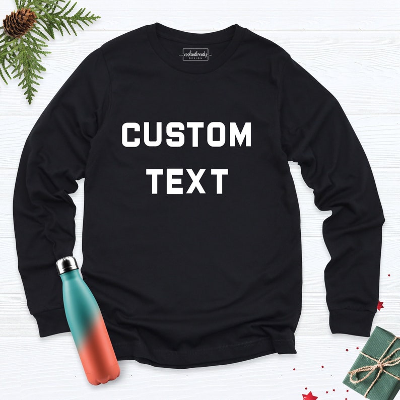K&ouml;nnte beinhalten: Schwarzes Langarmshirt mit wei&szlig;em Text, der "CUSTOM TEXT" lautet.