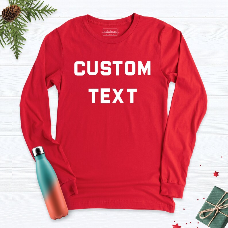 K&ouml;nnte beinhalten: Rotes Langarm-T-Shirt mit wei&szlig;em Text, der "CUSTOM TEXT" lautet.