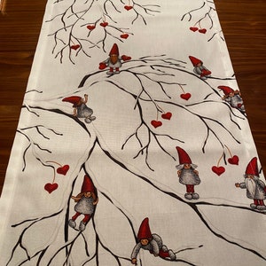 Camino de mesa navideño/camino de mesa Temporada navideña de Adviento | Duendes navideños en ramas | rojo negro gris sobre blanco