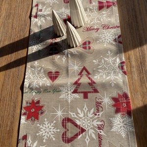 Table runners with Christmas motifs such as fir trees and snowflakes as well as Christmas wishes